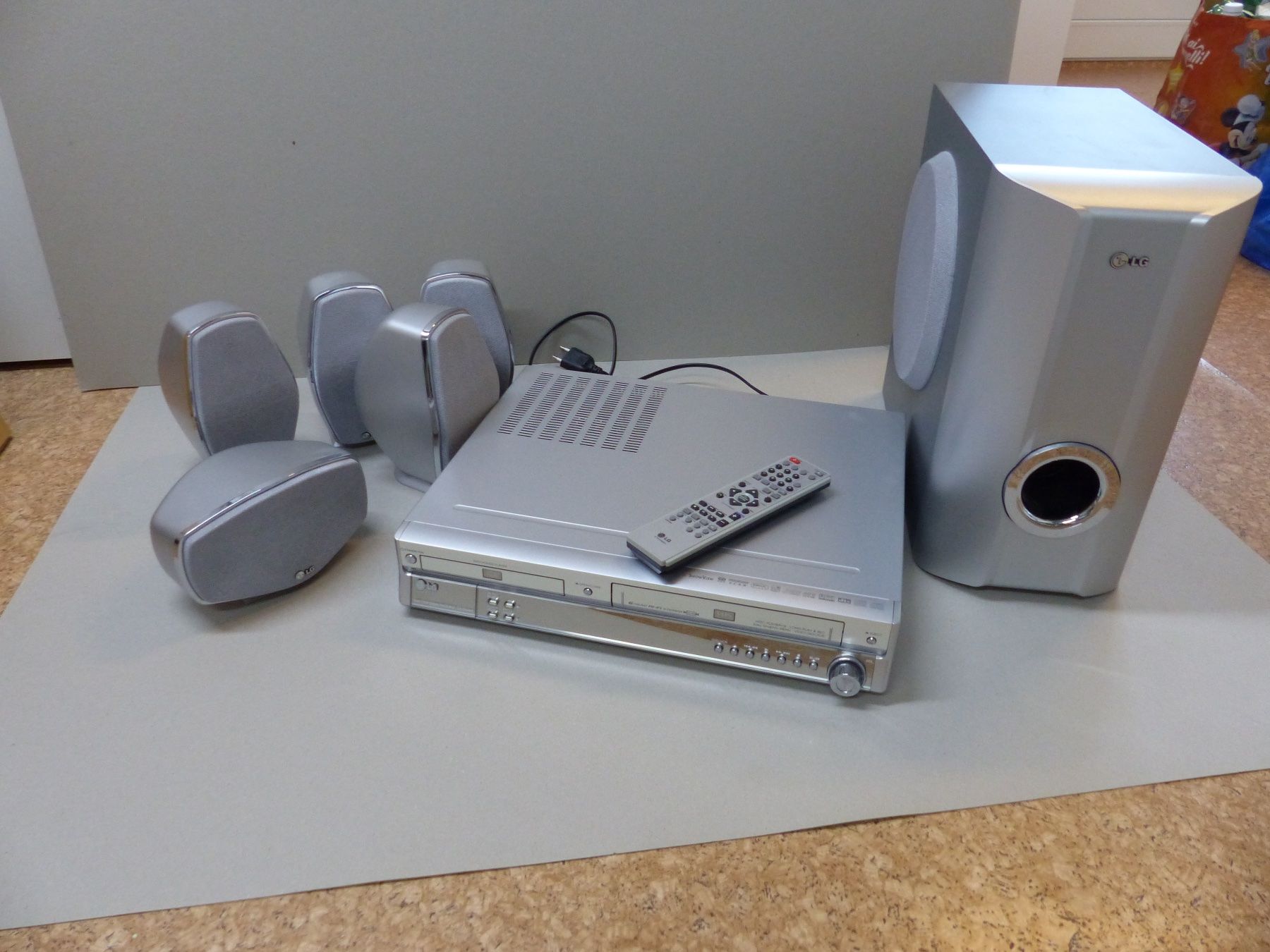 LG Lettore multimediale & Streamer: LG Sound System mit VHS und DVD Recorder – Usato da Bözen venduto da Peperoni61