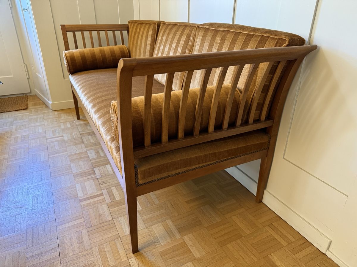 Divani: Jugendstil-Sofa, vermutlich Nussbaum, Samtbezug – Usato da Bern venduto da Moowee 1
