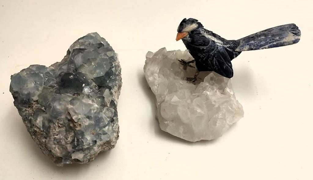 Statuette: 2 wunderschöne Kristalle, darauf ein Vogel aus Halbedelstein – Usato da Rheineck venduto da han_c85z