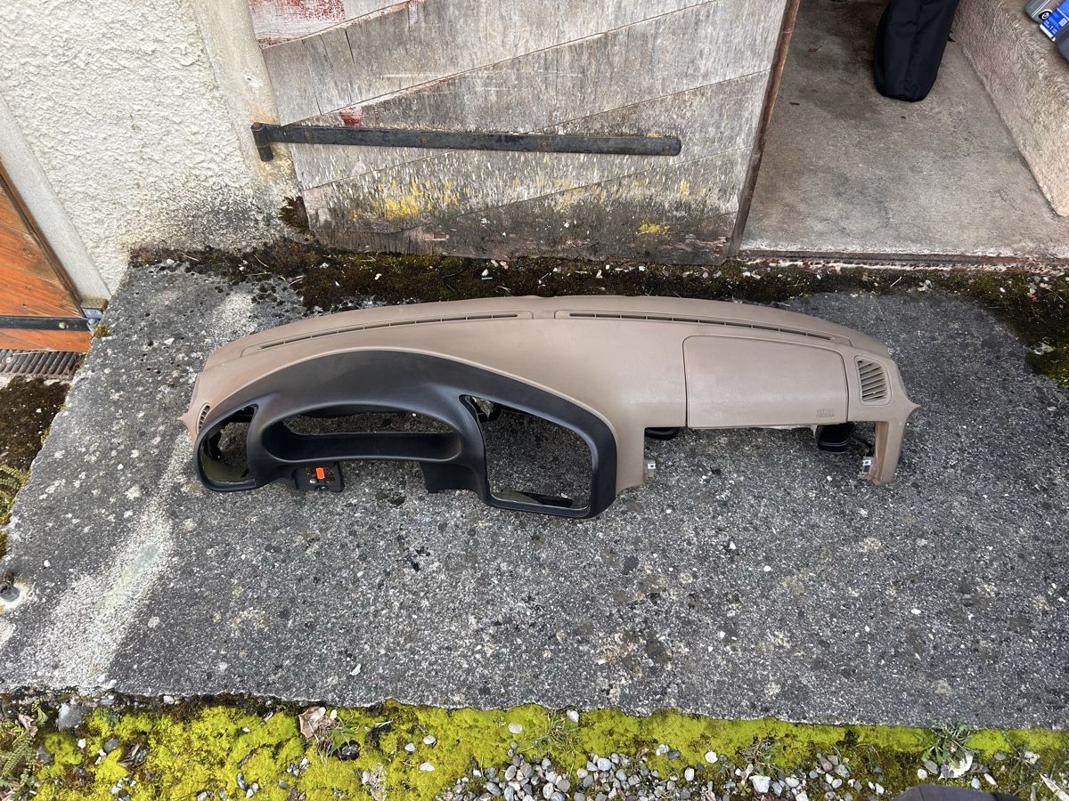 BMW Tutti pezzi di ricambio auto: Tableau de bord e36 coupé / cabriolet – Usato da Givrins venduto da ed2_2nc9