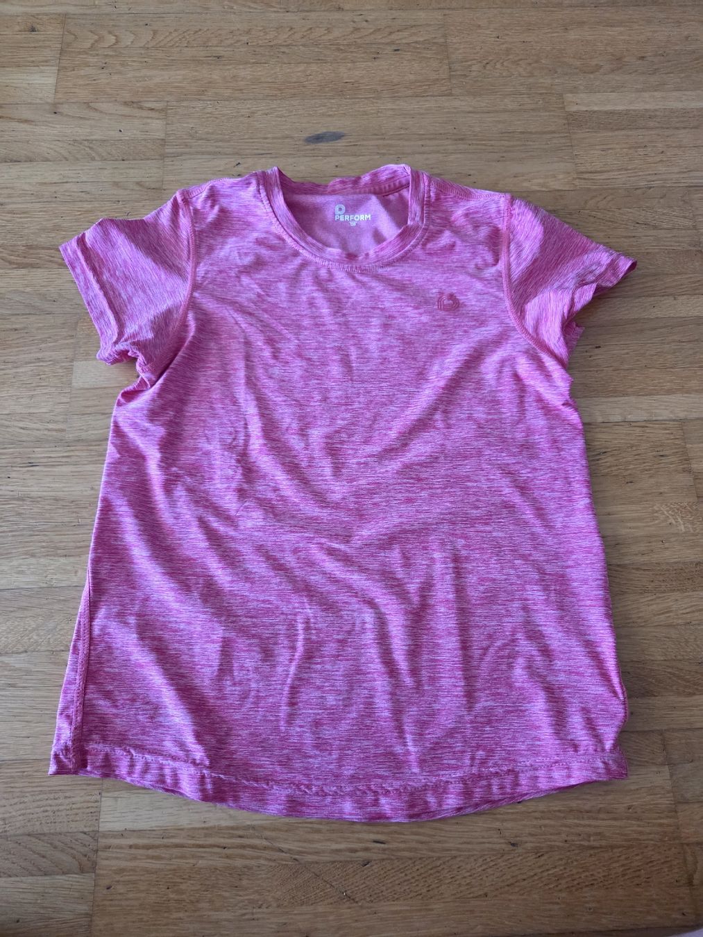 Blusen, T-Shirts & Tops: Sport Shirt Gr.128 – Gebraucht aus Root von Melissa011113