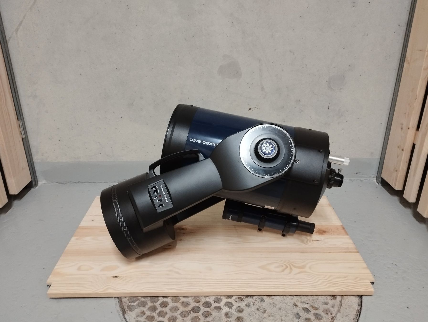 Teleskope: Télescope Meade LX90 EMC 8'' avec trépied – Gebraucht aus Prilly von Gesamtkunstwerker 2