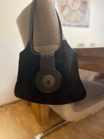 Handtasche aus schwarzem Wildleder