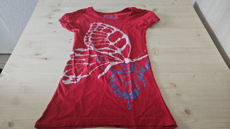Rotes T-shirt mit Schmetterling, Gr. 122/128