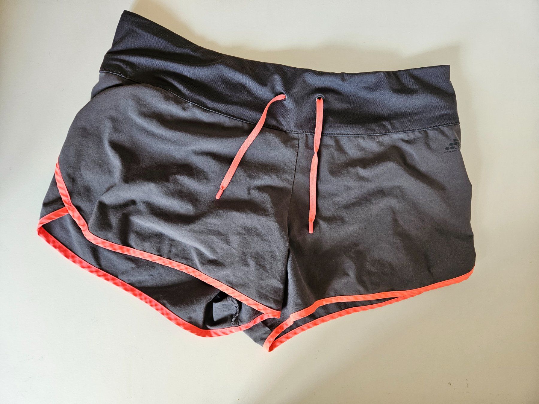 Pantaloni: Kurze Sporthose Gr.36 grau – Usato da Schaffhausen venduto da sabrina915