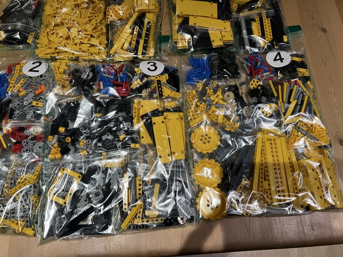 Lego Kit di costruzioni: LEGO Technic Cat D11 Bulldozer 42131 – Usato da airolo venduto da unimo78 4
