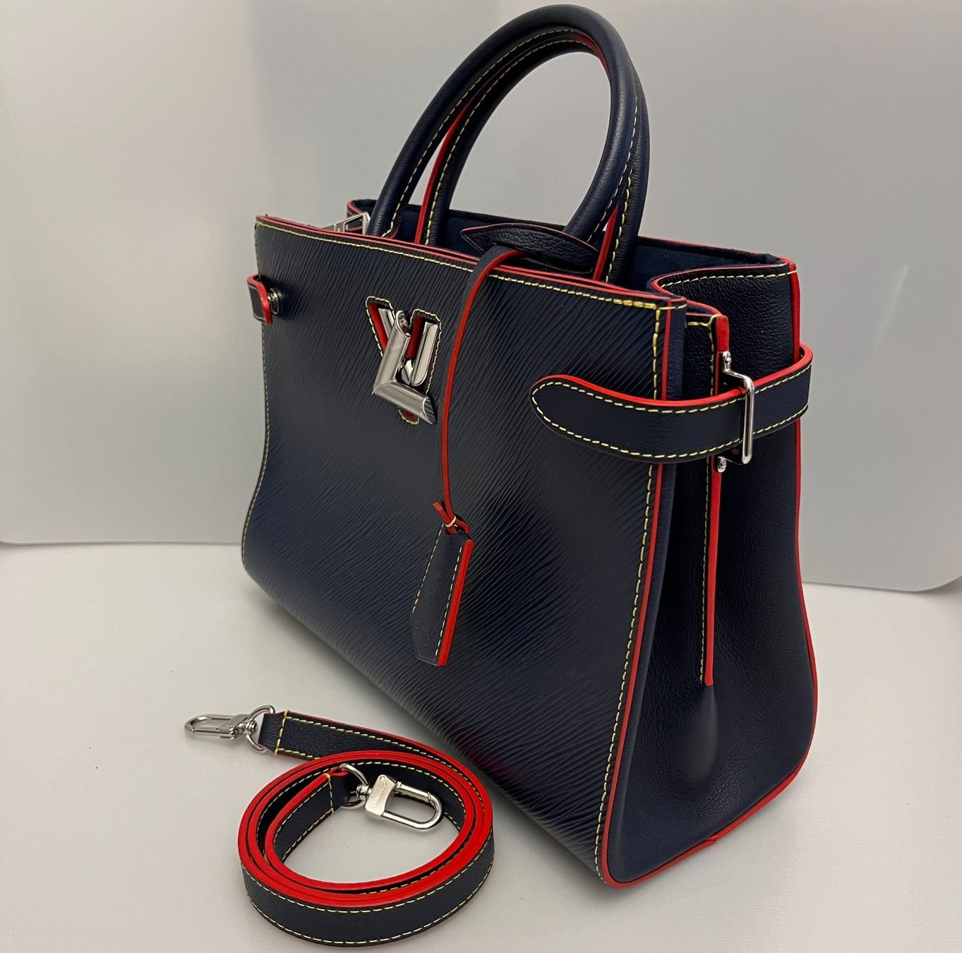 Louis Vuitton Sacs femmes: LOUIS VUITTON Twist – Neuf (Voir description) à Spreitenbach par spreite 1