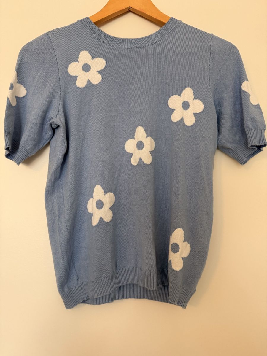 T-shirt: Pullover kurzarm blau mit Blumenmuster Grösse M – Usato da Belp venduto da Lu96