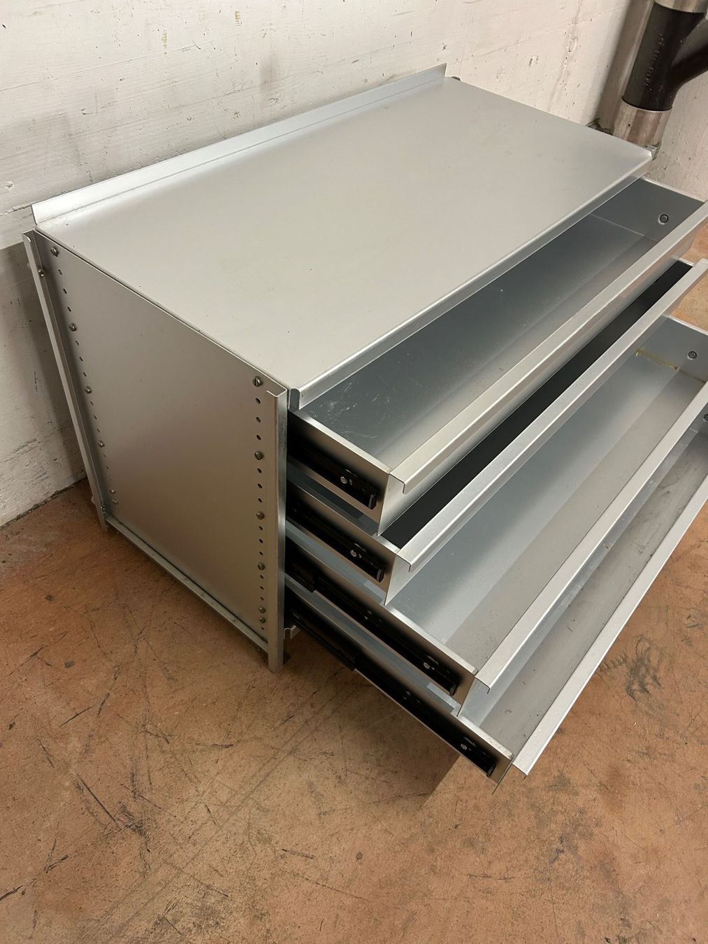 Kommoden: Kommode aus Aluminium – Gebraucht aus Zürich von  3