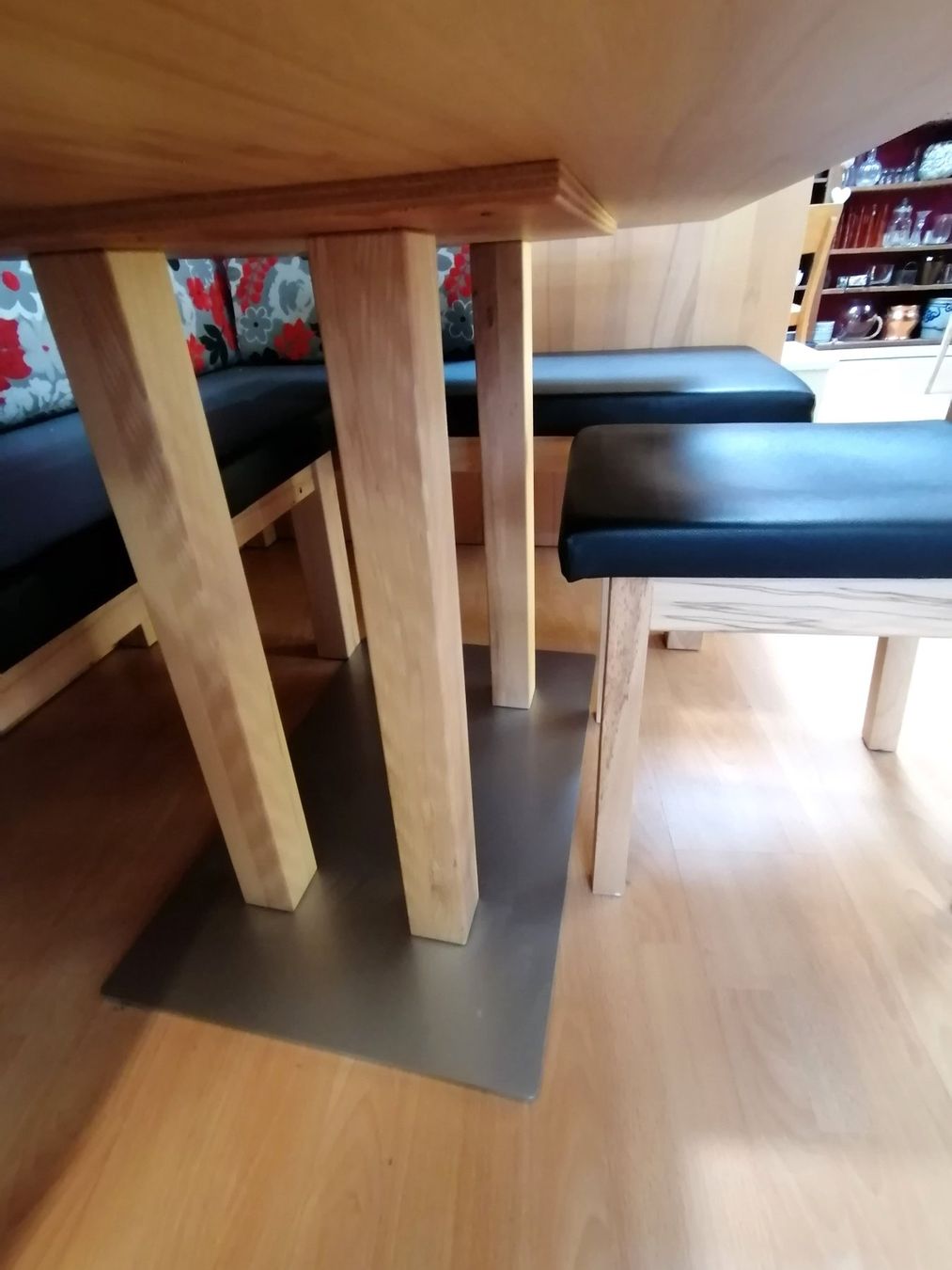 Panchine: Modernes Set aus Eckbank, Tisch, 2 Stühle – Usato da Köniz venduto da Brockenreich 3