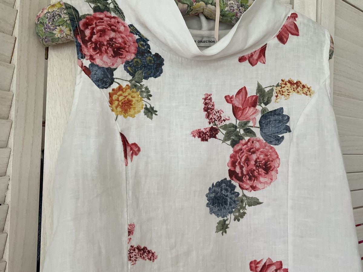 Blusen: Damen Bluse Weiss Blumenmuster Grösse M  – Gebraucht aus Roggwil TG von Straven 1