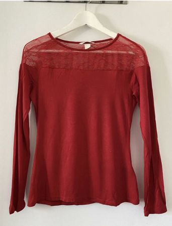 Zwei Langarmshirts rot/schwarz