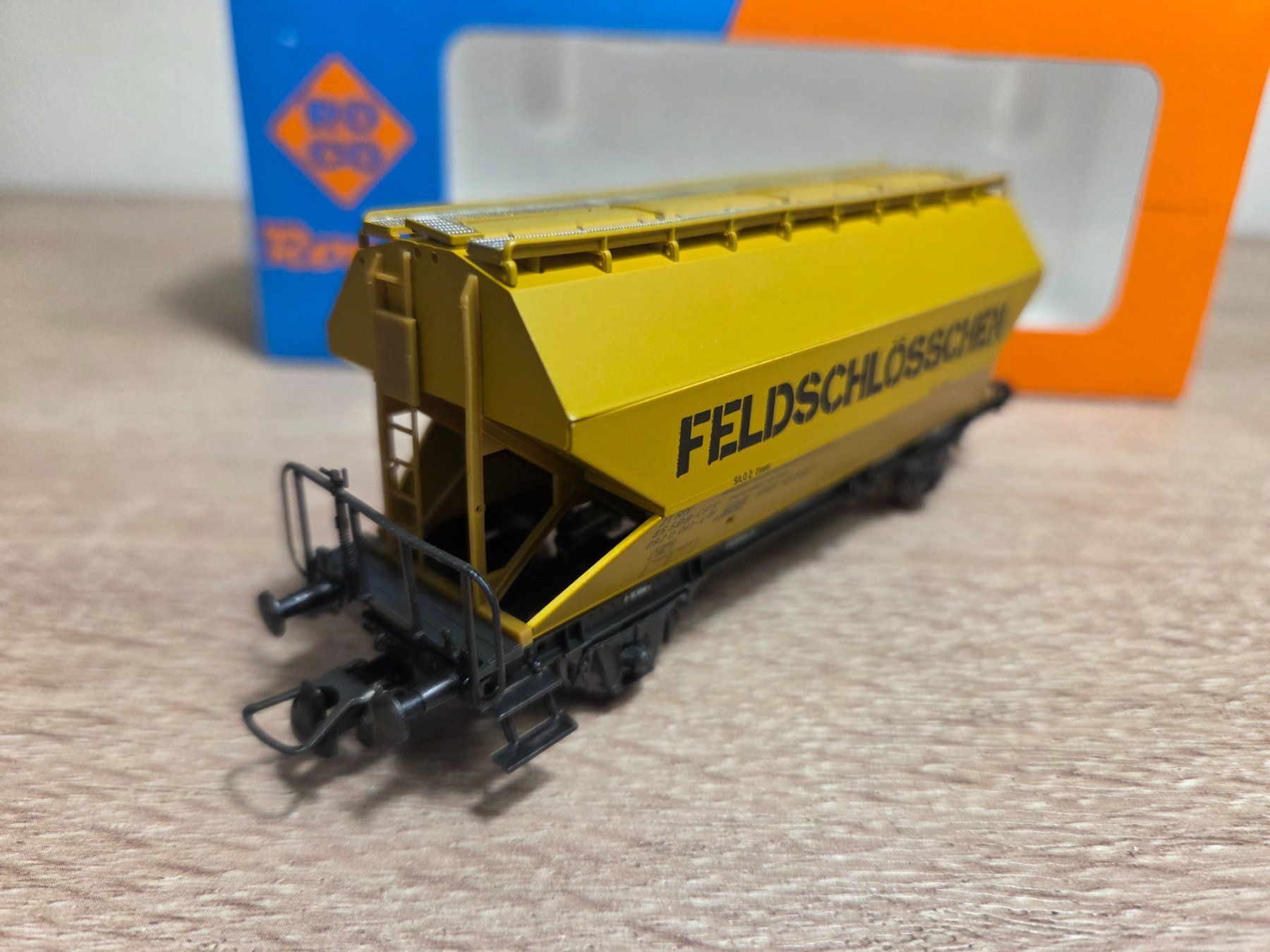Roco Modellini di ferrovie: Roco 44314C Silowagen Feldschlösschen SBB H0 – Nuovo e nell'imballaggio originale da St-Aubin-Sauges venduto da Lo_Go 2