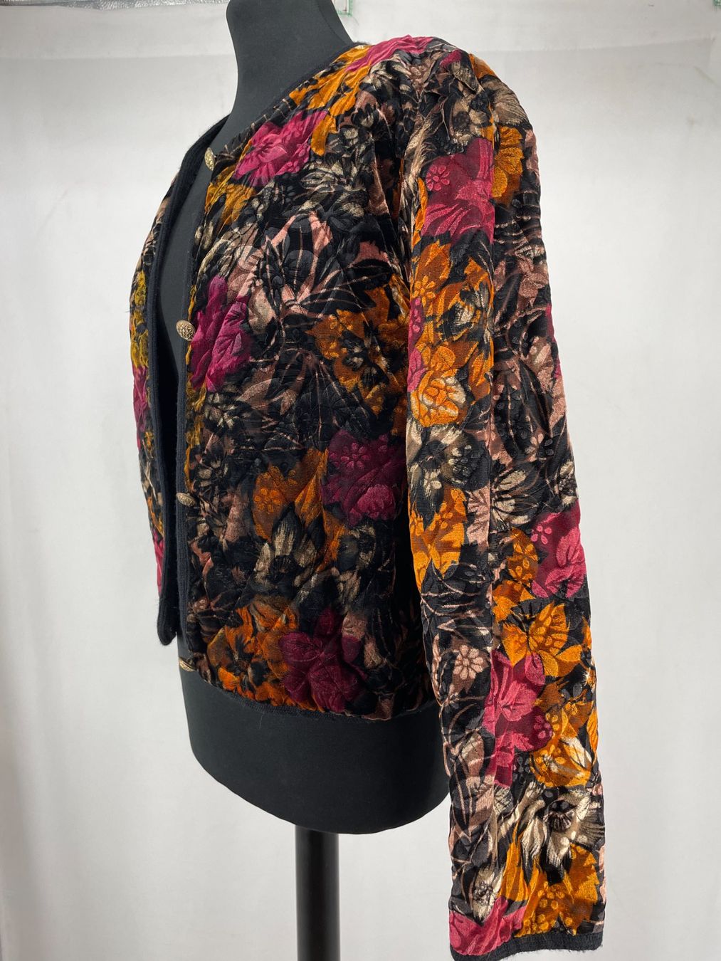 Vestes: Veste florale noire – D'occasion à Lausanne par PlusValue_Lausanne 1