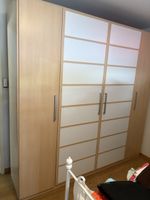 Kleiderschrank Holzoptik mit weissen Fronten 