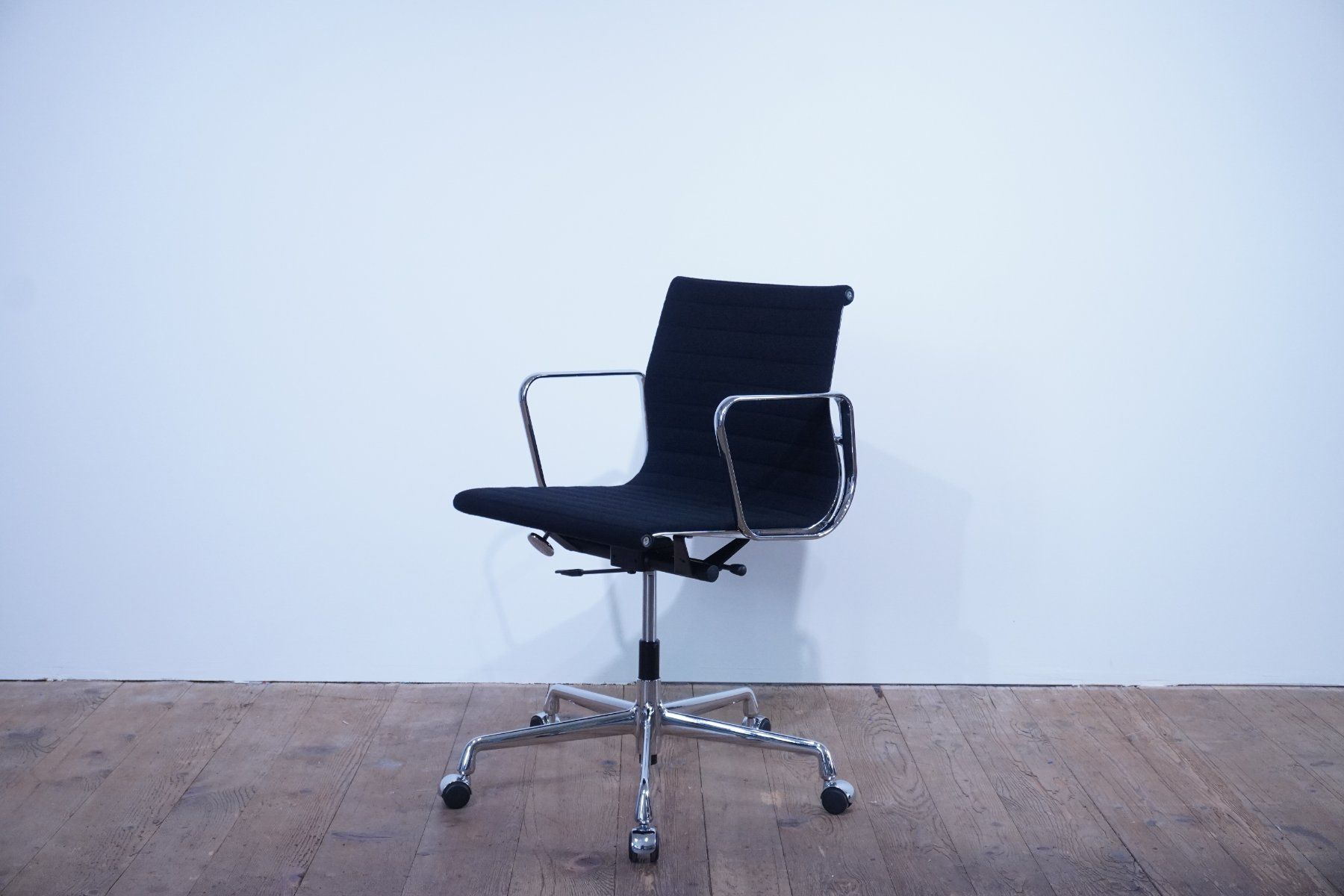 Vitra Sedie: Vitra Eames Alu Chair EA117 Hopsak nero – Usato da Bad Zurzach venduto da QLASSIQ 4