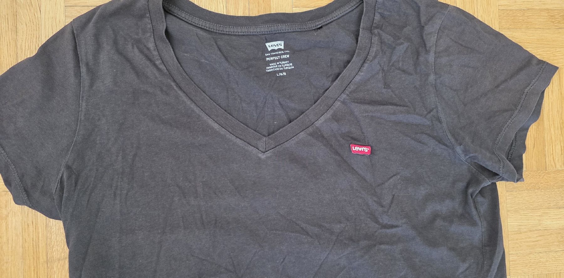 T-shirt: Tshirt Levis noir taille L col V – Usato da Yverdon-les-Bains venduto da van_dq65 1