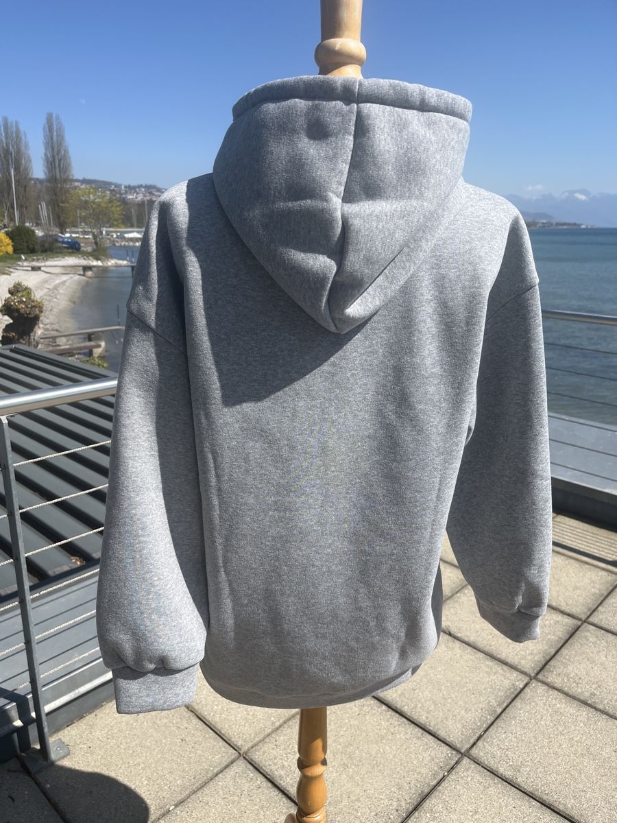 Pullover & Sweatshirts: Sweat gris avec un ourson – Neu (gemäss Beschreibung) aus St-Sulpice VD von Twin5 5
