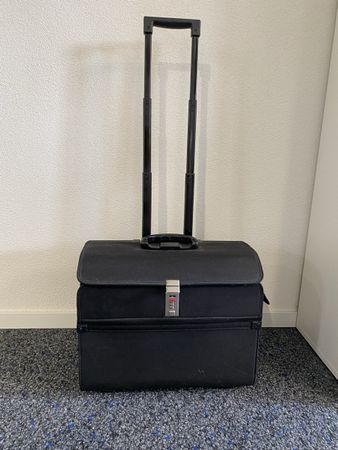 Valise trolley de voyage d'affaires noire en parfait état.