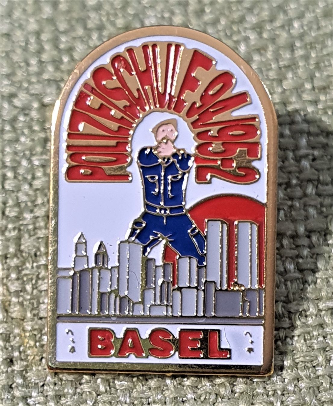 Placchette & Badge: P142 - Pin Polizei-Schule Basel  1994/95-2  Nr. 345 – Usato da Reinach BL venduto da Boston-Verkauf