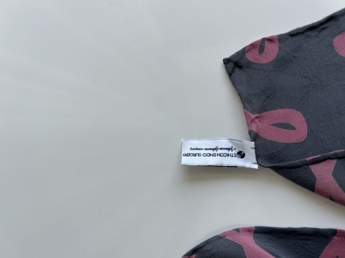 Foulards, Tücher & Schals: Silk Scarf grey pink ribbon pattern 100% silk – Neu (gemäss Beschreibung) aus Saland von ele_vc96 2