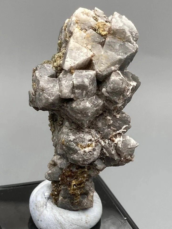 Minerali & Pietre curative: Scheelite with Garnet from China – Usato da Figino venduto da minshop
