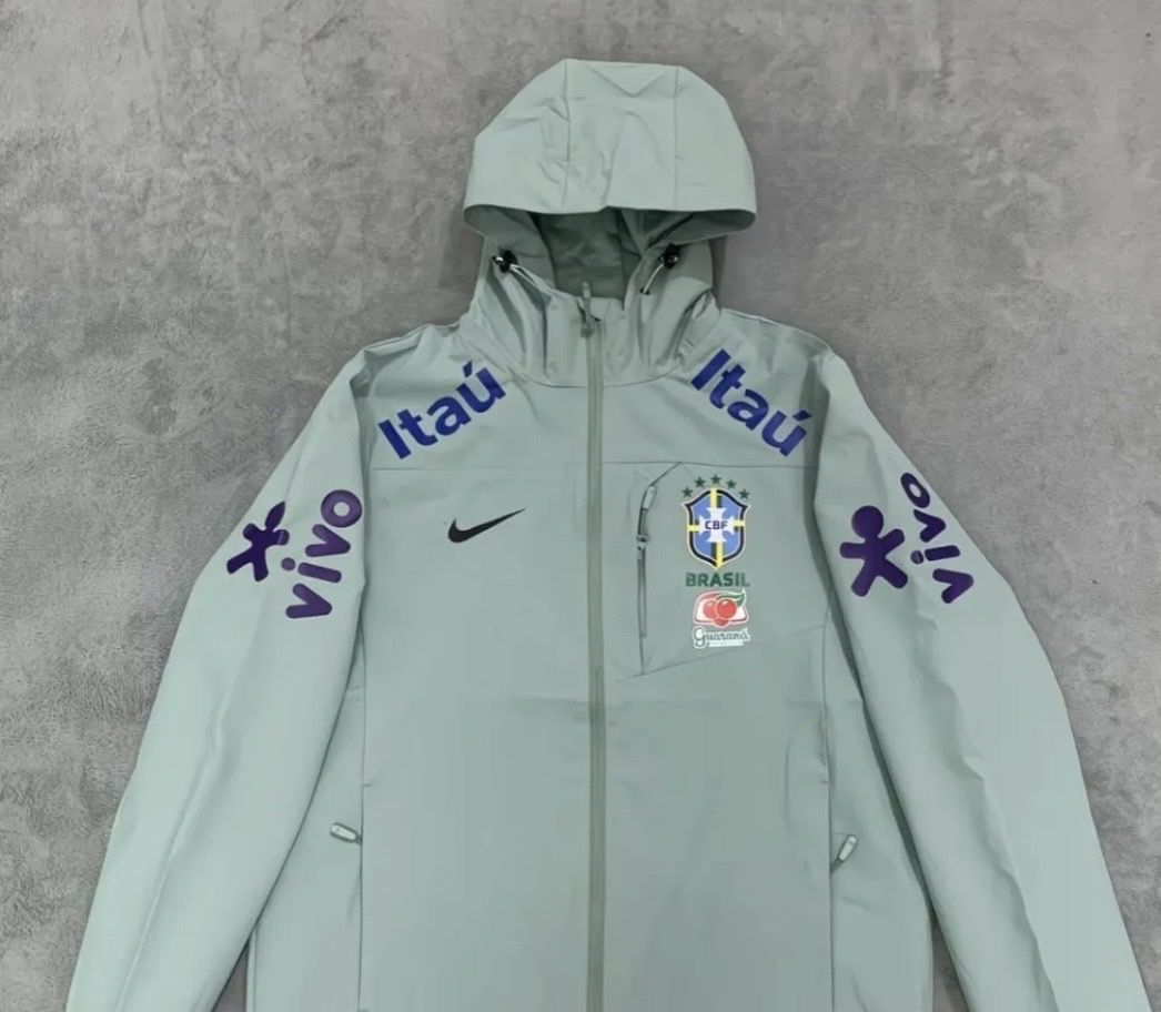 Nike Giacche: Veste Nike Brésil taille M état neuf – Nuovo (secondo la descrizione) da Meyrin venduto da ubz_72xl