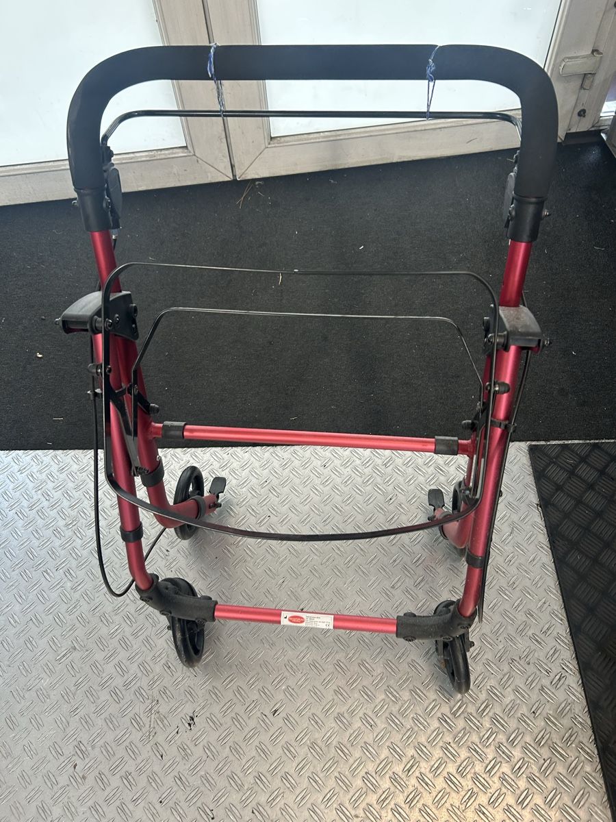 Ausili per la deambulazione: Rollator (klappbar) – Usato da Basel venduto da Nyarlatothep 2