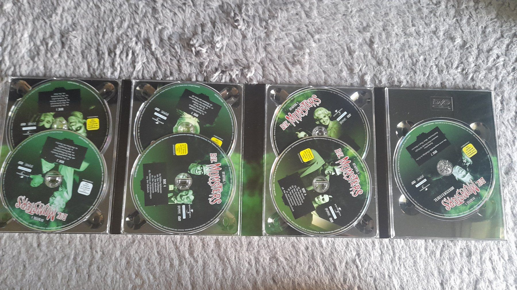 Tutti i DVDs: DIE MUNSTERS  DIE KOMPLETTE ERSTE STAFFEL    DVD – Usato da Wetzikon ZH venduto da Ramones01 4