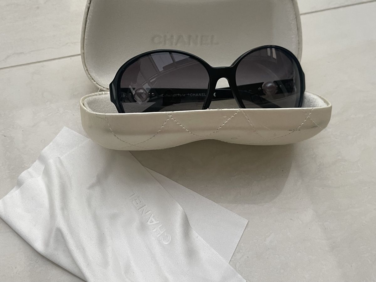 Chanel Occhiali & Lenti: Chanel Sonnenbrille, Schwarz mit Perlen – Usato da Weisslingen venduto da Spiegelbild0 3