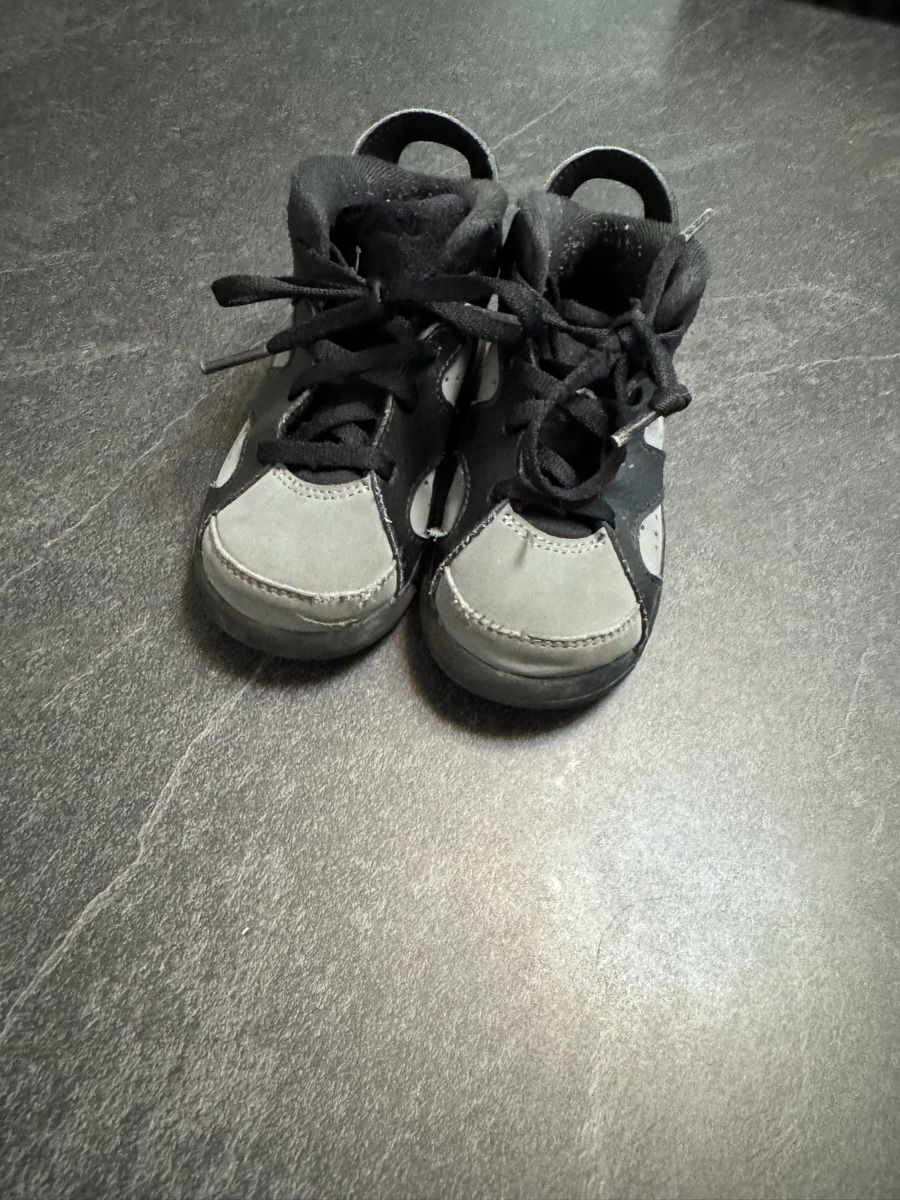 Jordan Scarpe per ragazzi: Jordan Kinderschuhe gr. 25 – Usato da Stetten AG venduto da Dekis-Tradingcards