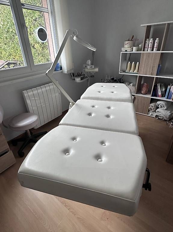 Lettini & sedie per cosmetici: Table de massage électrique  – Usato da Penthaz venduto da Oceane40 2