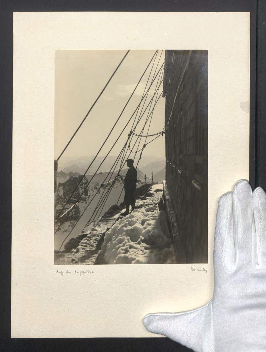 Fotografie & Manifesti: Fotografie Grainau, Mann steht auf der Z – Usato da Berlin venduto da bartko-reher