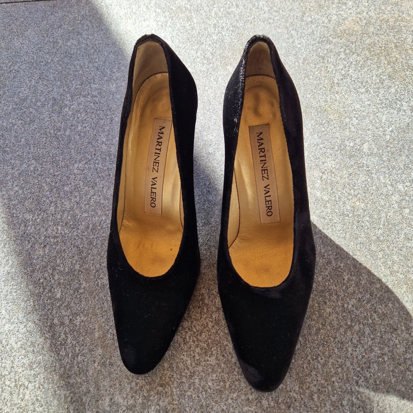 Damenschuhe: Jetzt oder Nie: Klassiker: Samt Pumps, Schwarz, Gr. 37 – Gebraucht aus Gränichen von sunchi07