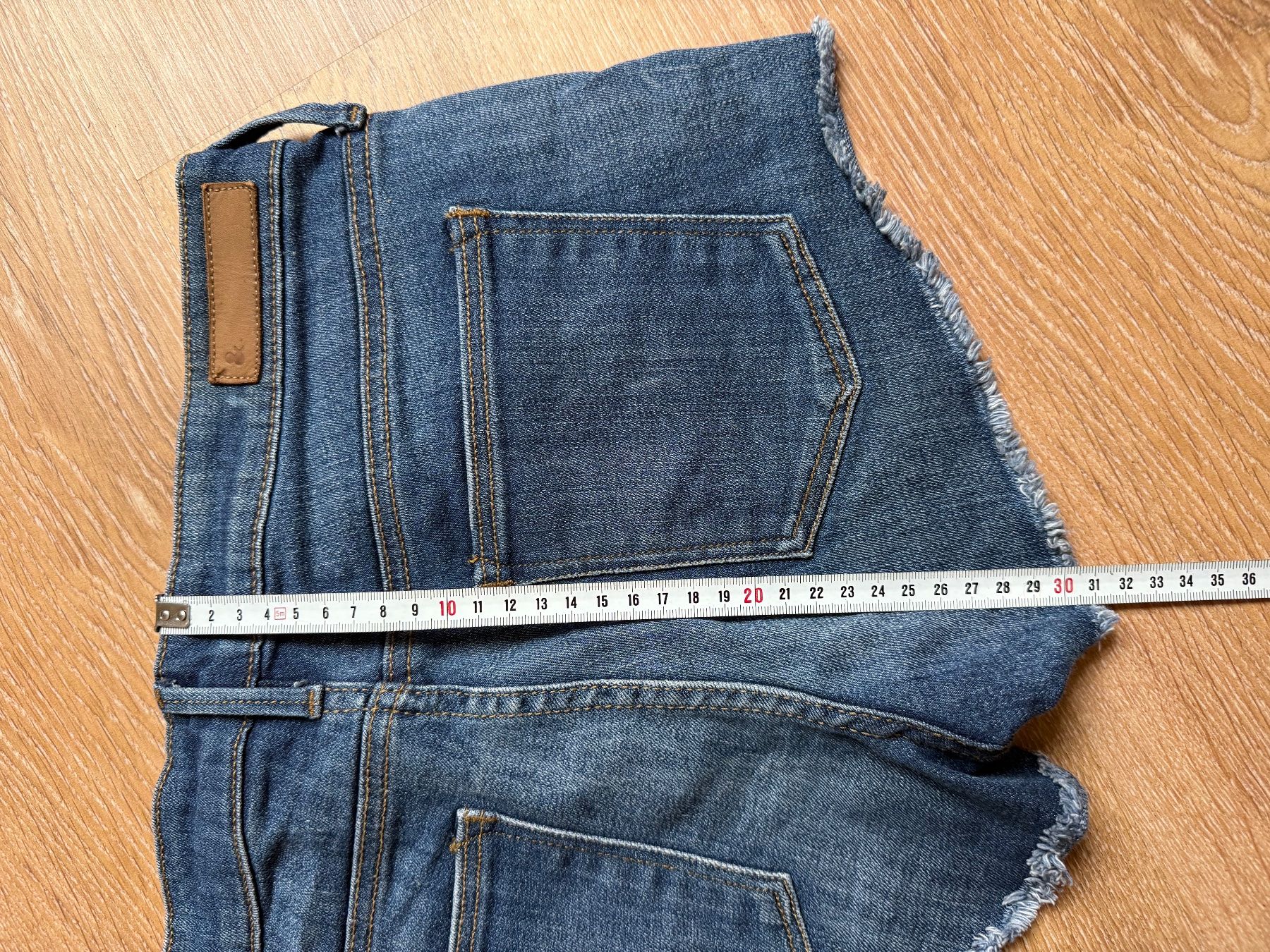 H&M Jeans: Mini short jeans H&M, t.34/XS – Gebraucht aus Tavannes von Thriftshop 5