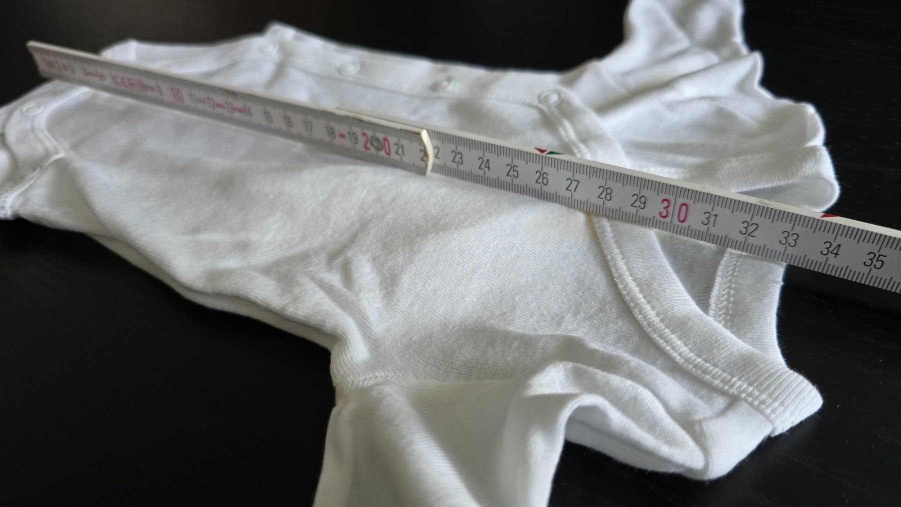 Pigiama & Simili: Newborn Essential: Weisser Wickelbody mit Langarm – Nuovo (secondo la descrizione) da Thalwil venduto da VitaMini 1