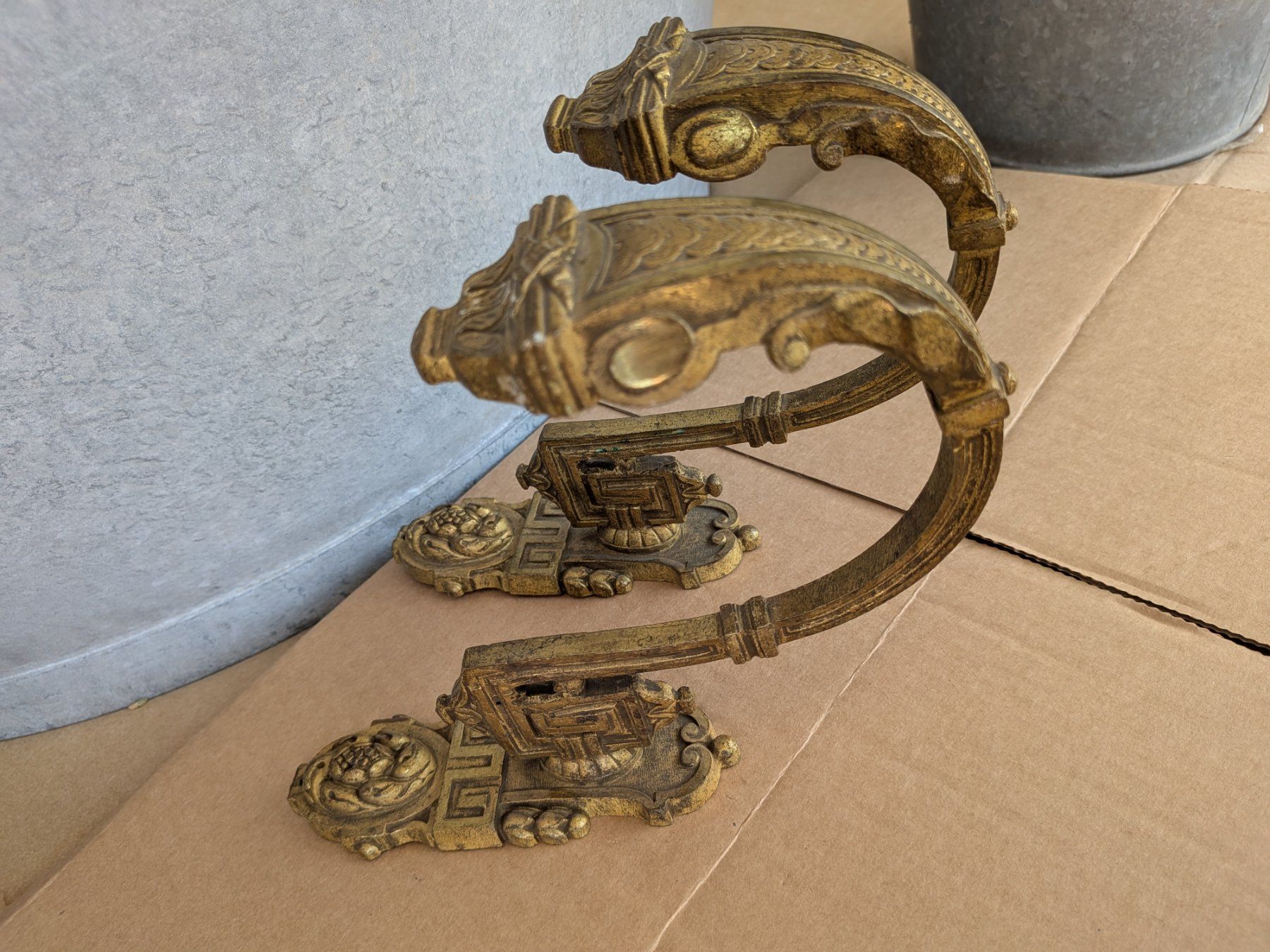 Sculture & Statue: 2 antike Bronze Vorhangstangenhalter oder Raffhalter – Usato da Emmen venduto da Brockofsky 1