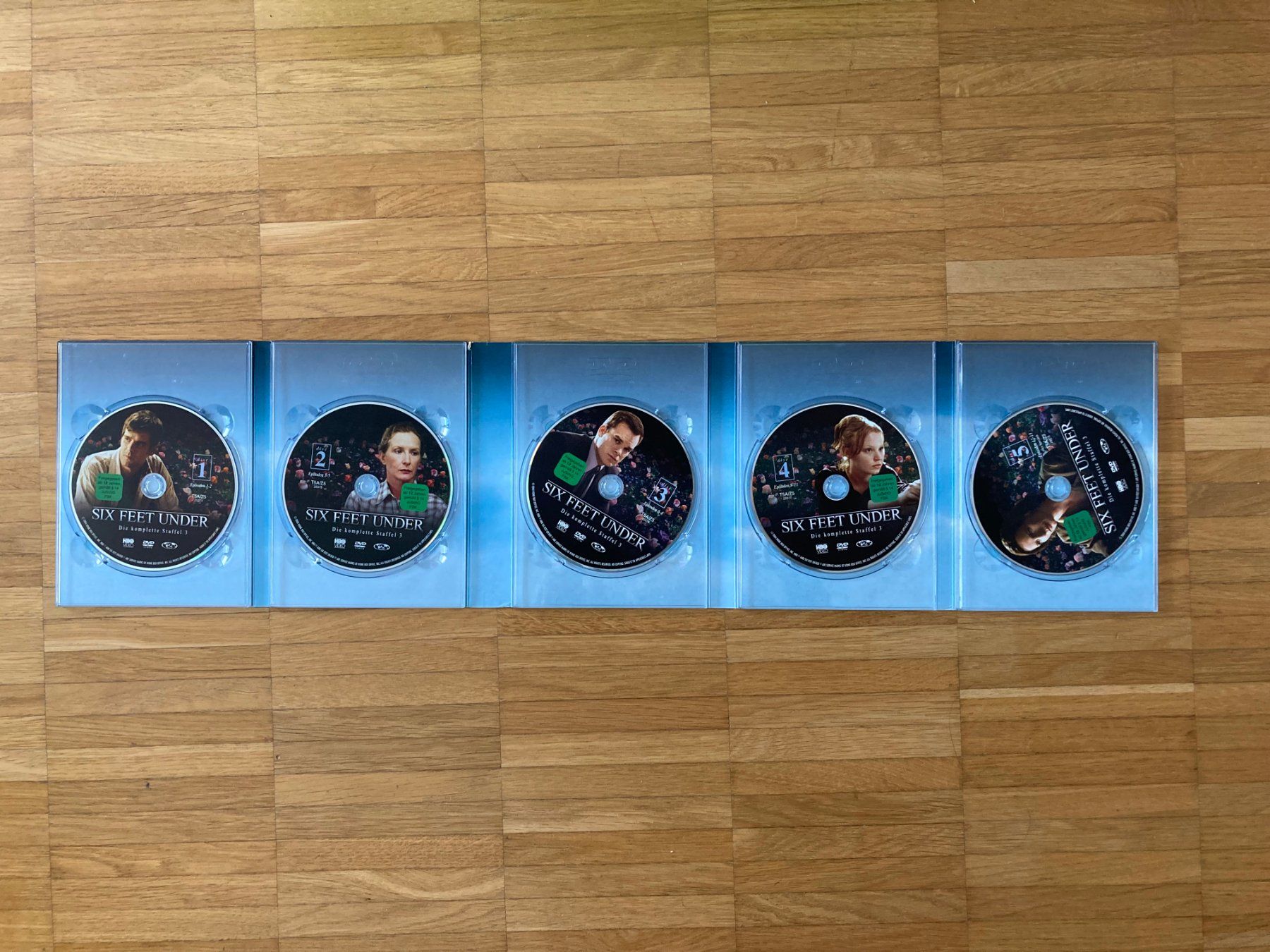 Tutti i DVDs: DVD | SIX FEET UNDER - Staffel 3 – Usato da Basel venduto da Nofretete39 3