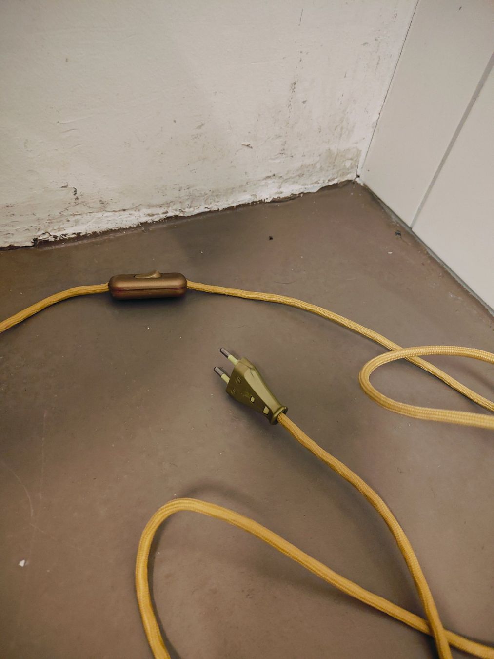 Lampade: Vintage Tischlampe mit rotem Samt-Schirm – Usato da Olten venduto da Mezopotamya 6