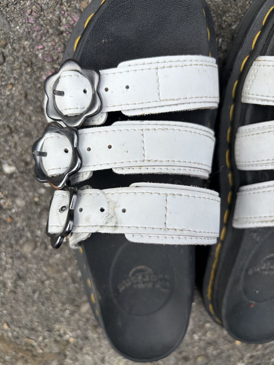 Dr. Martens Damenschuhe: Dr. Martens weisse Sandalen Gr. 36.5 – Gebraucht aus Müntschemier von R.e.b.e.c.c.a 1