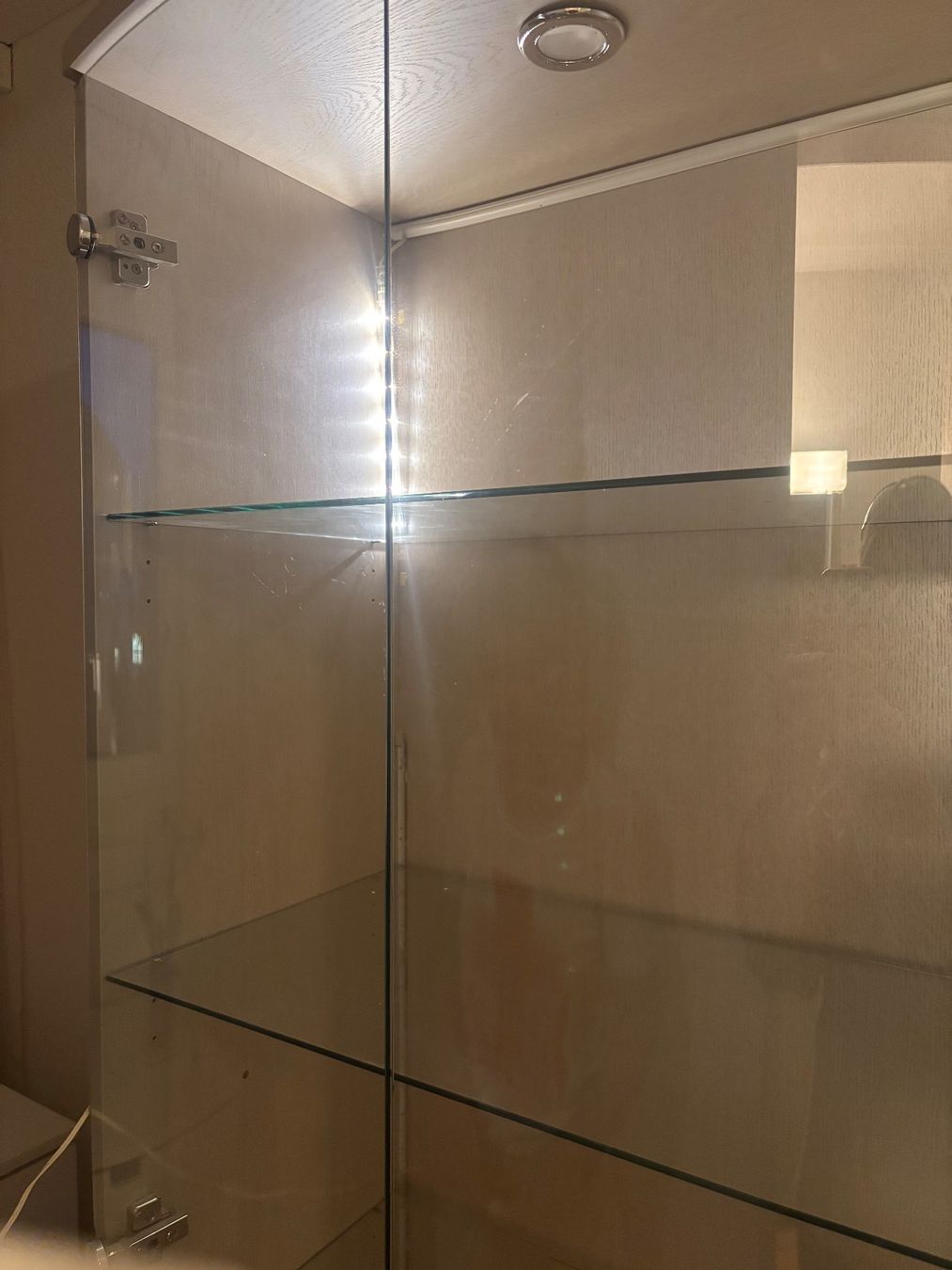 Vetrine: Glasvitrine mit Beleuchtung hellgrau – Usato da Altstätten SG venduto da jen_5sms 5
