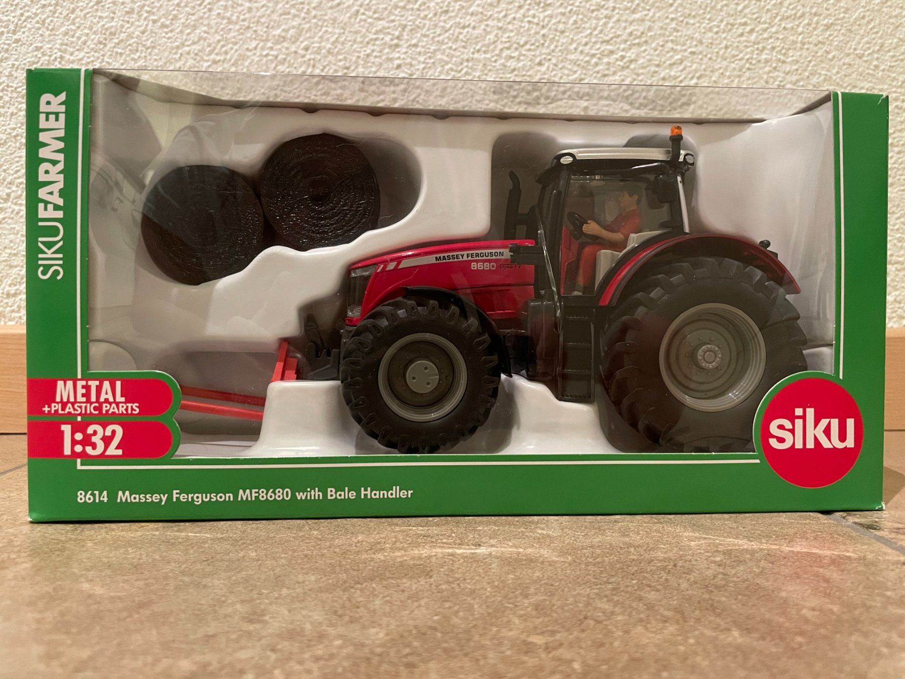 Massey Ferguson Trattori: SIKU Massey Ferguson 8680 mit Siloballengabel – Nuovo e nell'imballaggio originale da Kreuzlingen venduto da Stefan1150 5