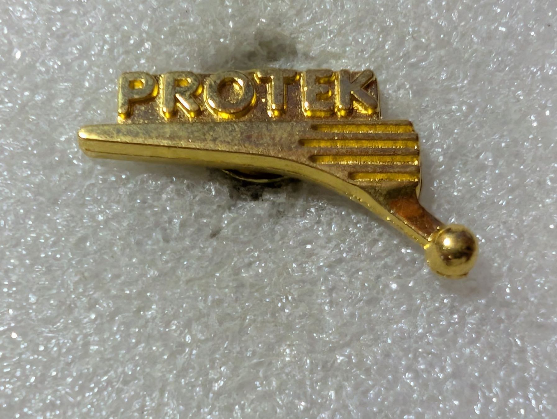 Placchette & Badge: Ansteckpin 3: Protek – Usato da Oppligen venduto da Pin-Fall-Shop