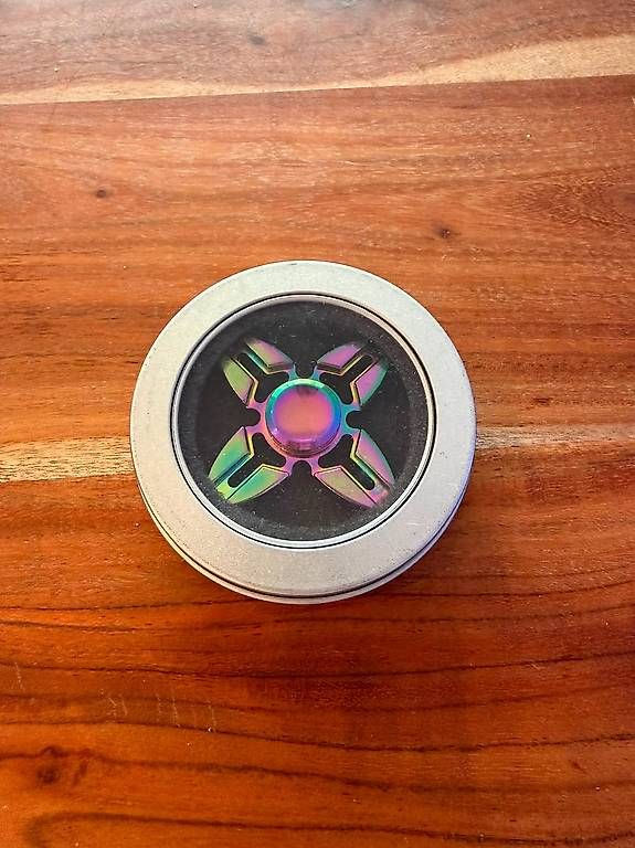 Jouets: Metall Fidget Spinner Rainbow mit Box – D'occasion à Zollikofen par hri_r8pr