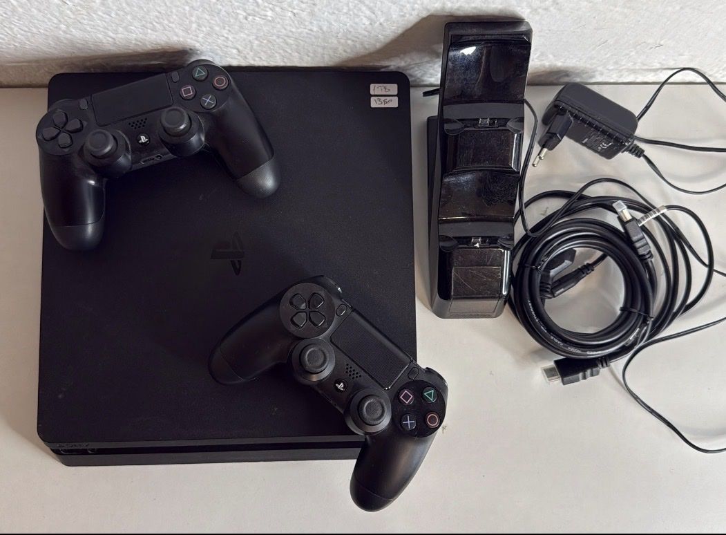 Sony Console: PlayStation 4 Slim 1TB +2 Controllers +Dual Charging Station – Usato da Ehrendingen venduto da bubulence 1