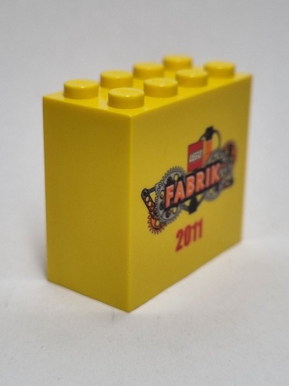 Lego Kit di costruzioni: LEGO 30144pb095 Brick 2x4x3 with LEGO Fabrik 2011 Pattern – Usato da Basadingen venduto da NekoBricks 2