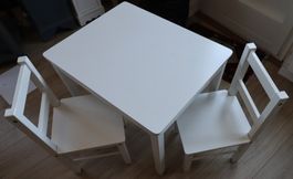 Kindertisch mit 2 Stühlen weiss