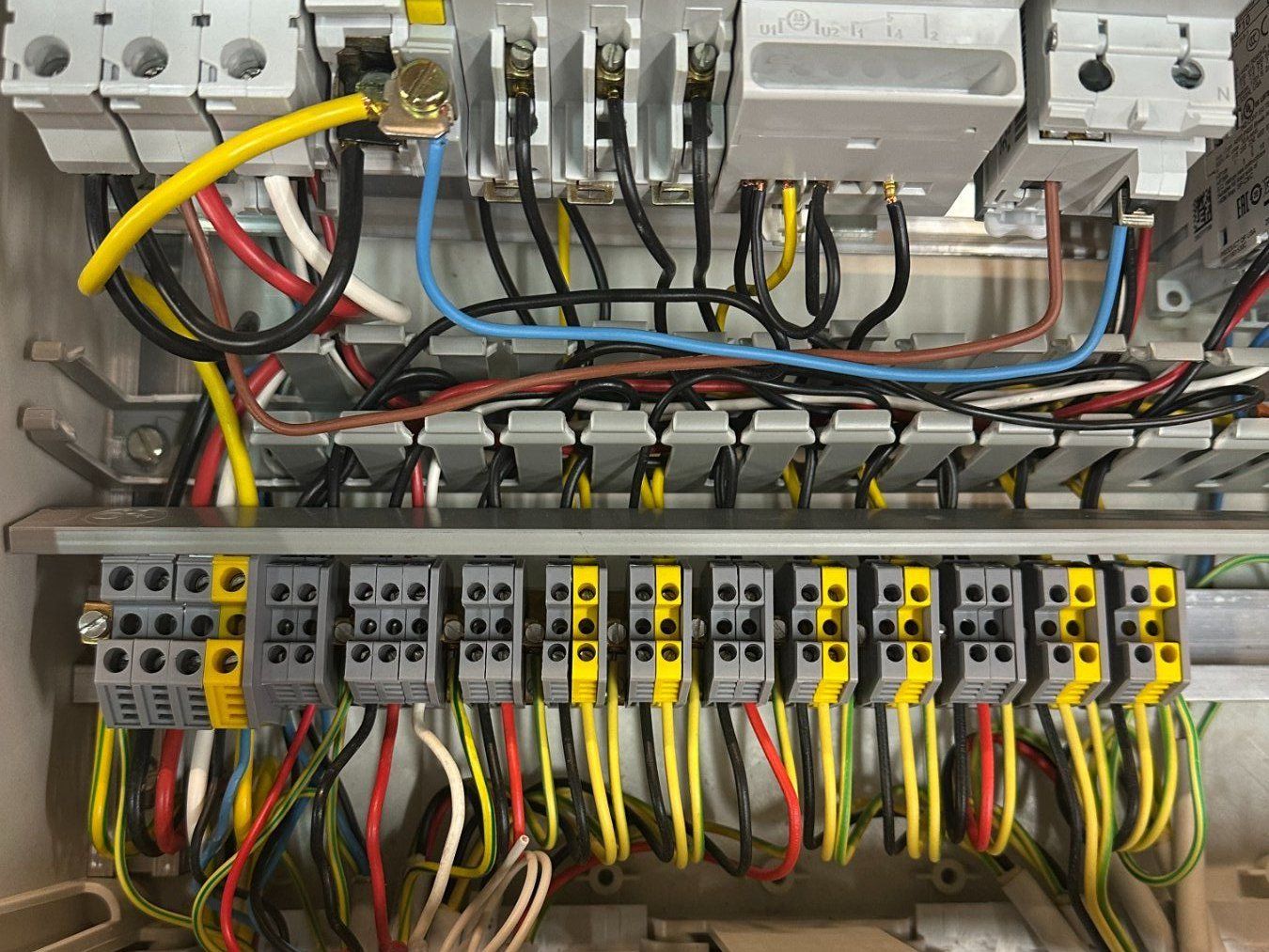Componenti elettronici: Steuerkasten Elektrik div. Komponenten, Elektronik Bauteile – Usato da Luzern venduto da Lager6640 4
