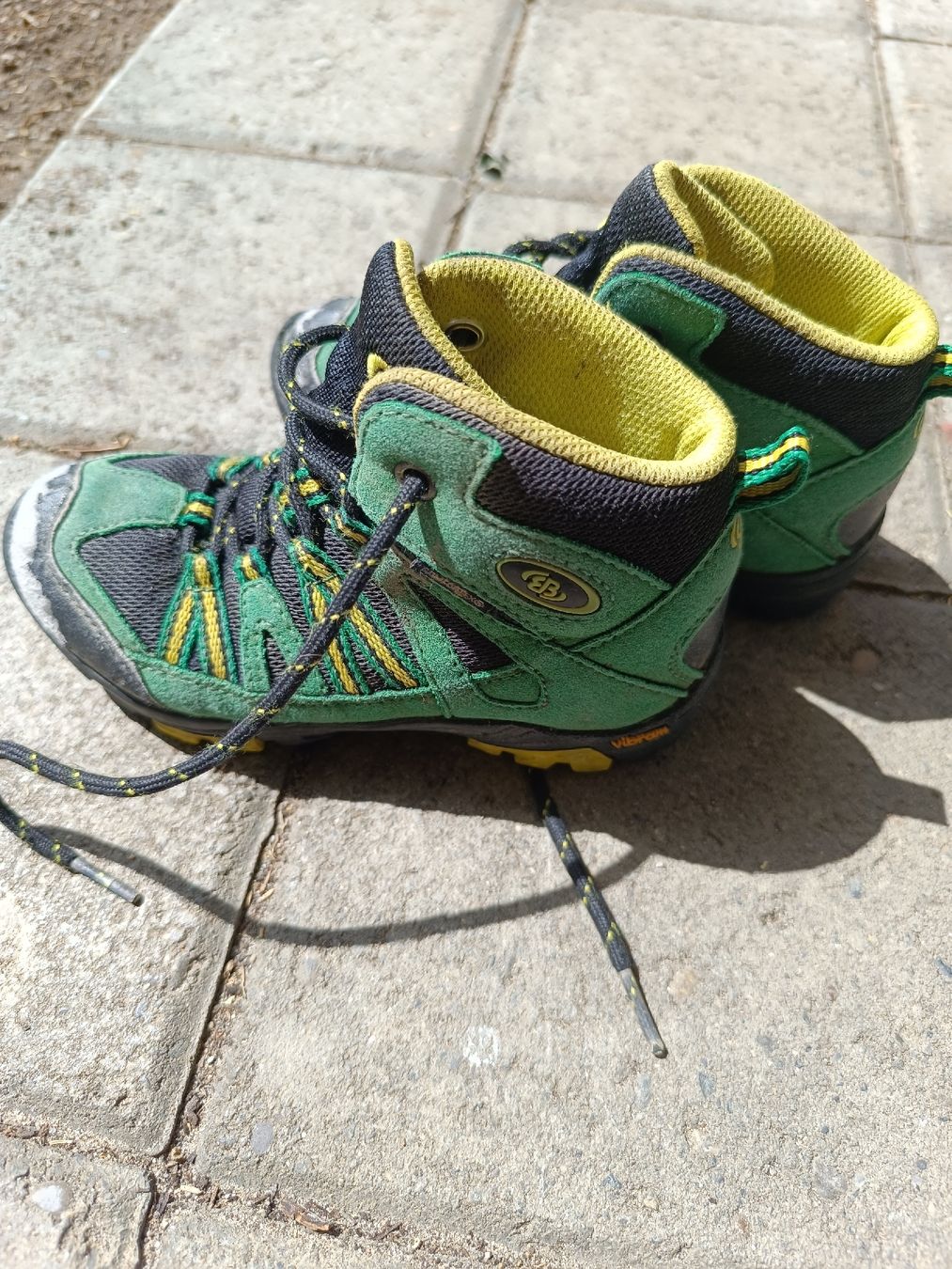 Scarpe per ragazzi: Kinder Wanderschuhe Gr. 28 mit Vibram Sohle – Usato da Berikon venduto da mezzze