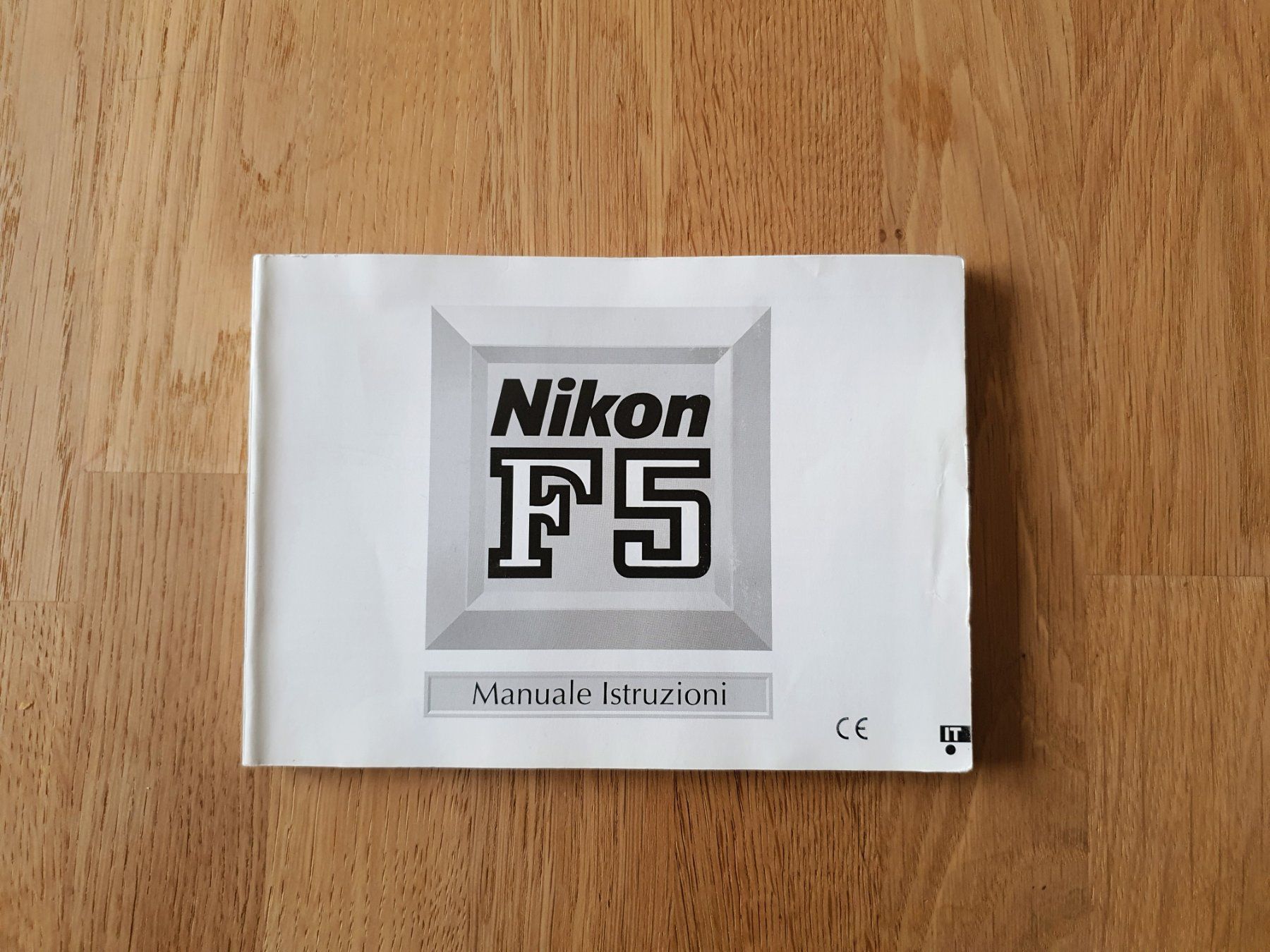 Nikon Kamera: Nikon F5 (camera analogica) Manuale Istruzioni in italiano – Gebraucht aus Winterthur von Nooitgedagt